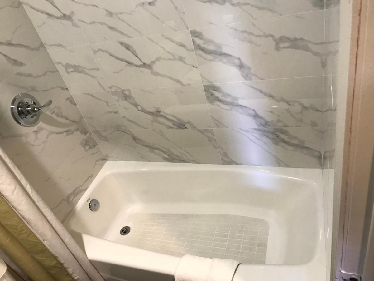 Hyland Inn Брея Экстерьер фото
