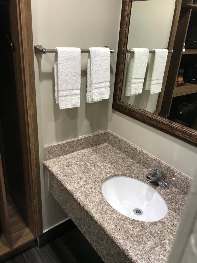 Hyland Inn Брея Экстерьер фото
