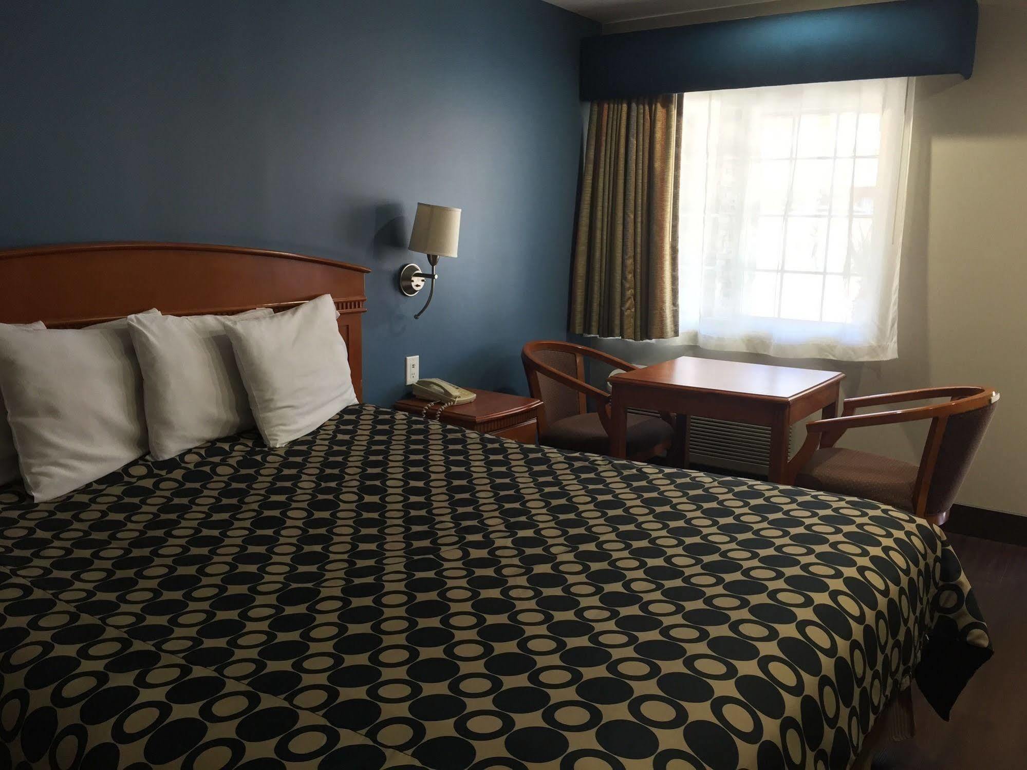 Hyland Inn Брея Экстерьер фото