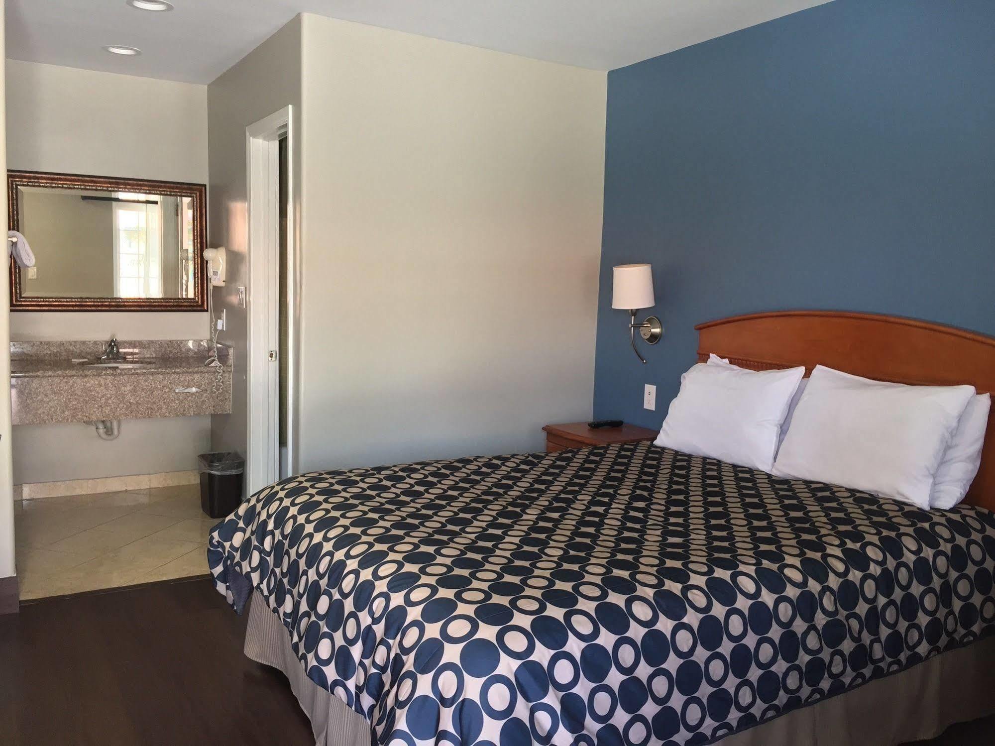 Hyland Inn Брея Экстерьер фото